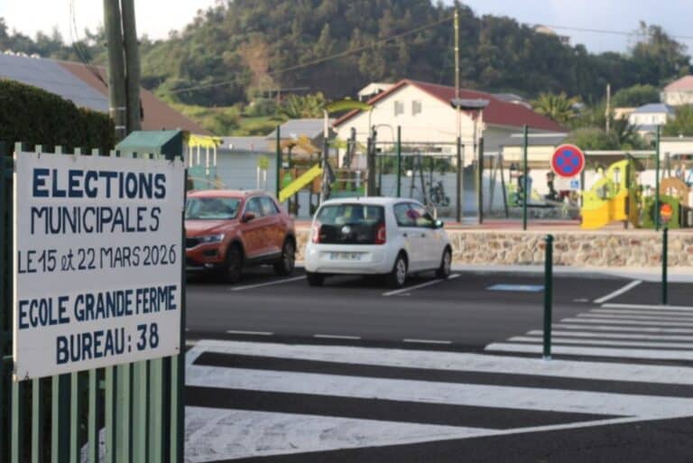 L’école de la Grande Ferme, bureau de vote numéro 38 au Tampon, s’est prononcé d’une courte tête en faveur du maire sortant, Patrice Tien Ah Koon. © Tom Savary
