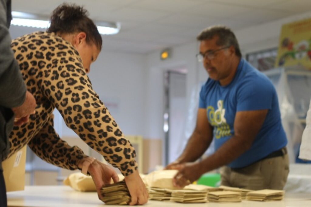 Deux assésseurs du bureau de vote numéro 38, quelques instants avant le dépouillement. © Tom Savary