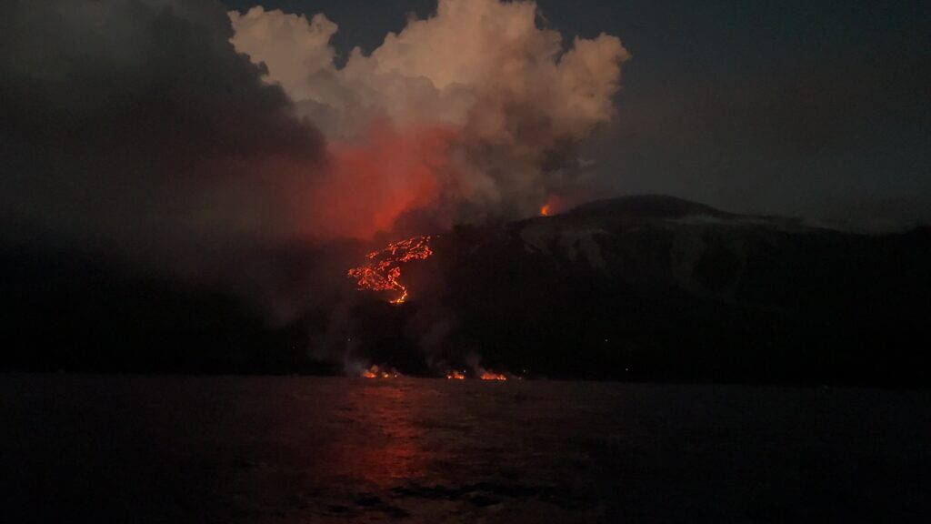 Lever du jour, le 25 mars 2026, sur le Piton de la Fournaise, vu de la mer. volcan @ Franck Cellier