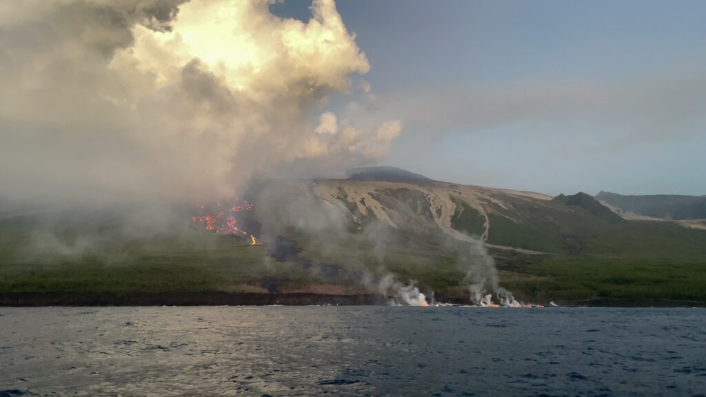 Lever du jour, le 25 mars 2026, sur le Piton de la Fournaise, vu de la mer. volcan @ Franck Cellier