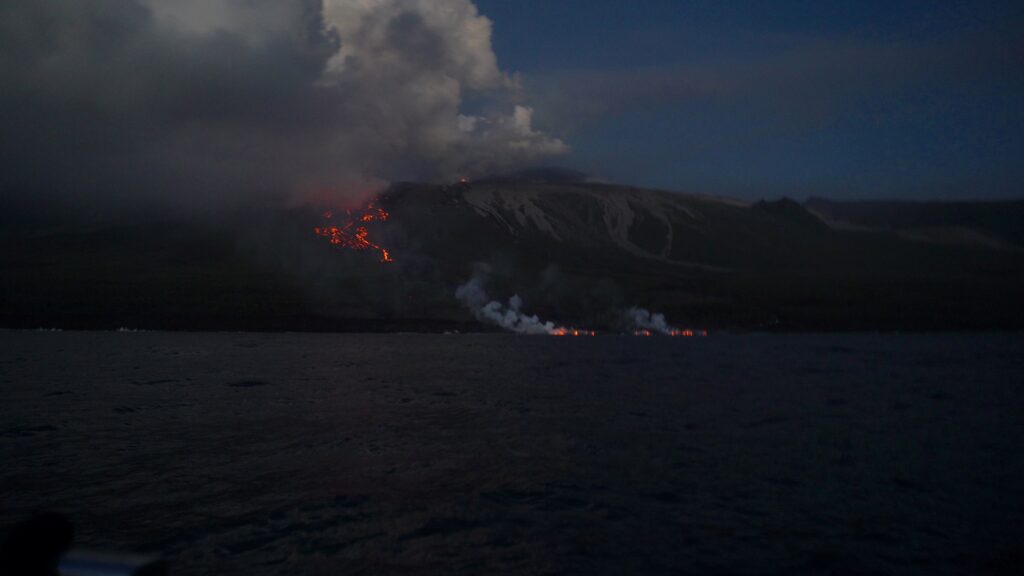Lever du jour, le 25 mars 2026, sur le Piton de la Fournaise, vu de la mer. volcan @ Franck Cellier