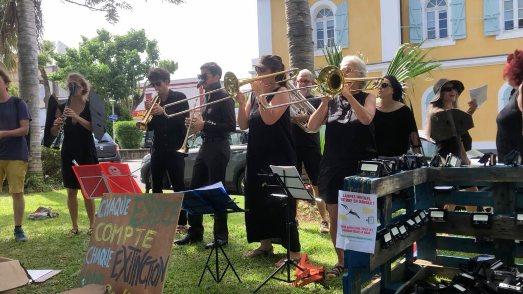 manifestation fanfare contre éclairage lumière leds pour les pétrels et biodiversité Saint-Pierre Greenpeace Zéro Déchet manifestation fanfare contre éclairage lumière leds pour les pétrels et biodiversité Saint-Pierre Greenpeace Zéro Déchet