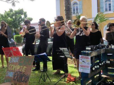 manifestation fanfare contre éclairage lumière leds pour les pétrels et biodiversité Saint-Pierre Greenpeace Zéro Déchet manifestation fanfare contre éclairage lumière leds pour les pétrels et biodiversité Saint-Pierre Greenpeace Zéro Déchet