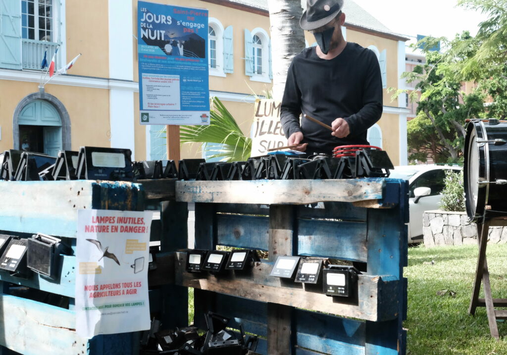 manifestation fanfare contre éclairage lumière leds pour les pétrels et biodiversité Saint-Pierre Greenpeace Zéro Déchet