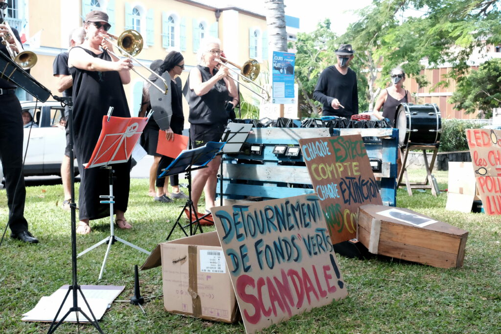 manifestation fanfare contre éclairage lumière leds pour les pétrels et biodiversité Saint-Pierre Greenpeace Zéro Déchet