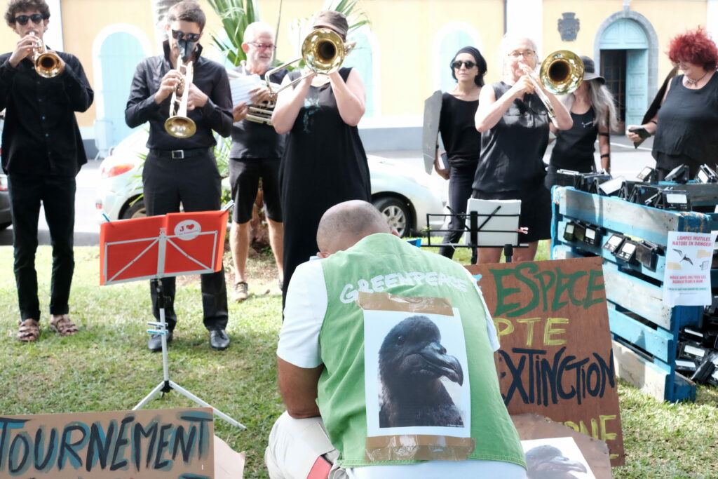 manifestation fanfare contre éclairage lumière leds pour les pétrels et biodiversité Saint-Pierre Greenpeace Zéro Déchet
