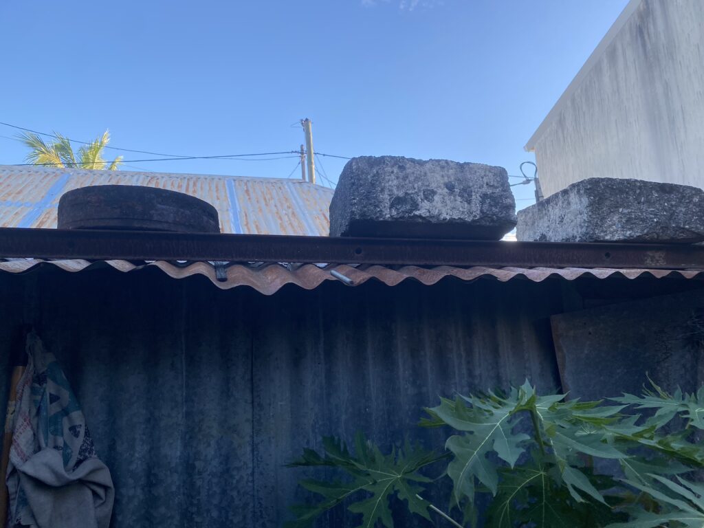 Logement Visite de la case en bois sous tôle de marie-odile et Eric Robert par Karine Lebon, François Jolivet et Jean-Michel Singaini du CNL insalubre La Possession
