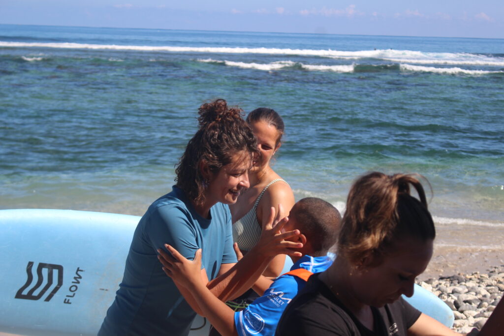 Une éducatrice spécialisée en plein étalage de crème solaire !