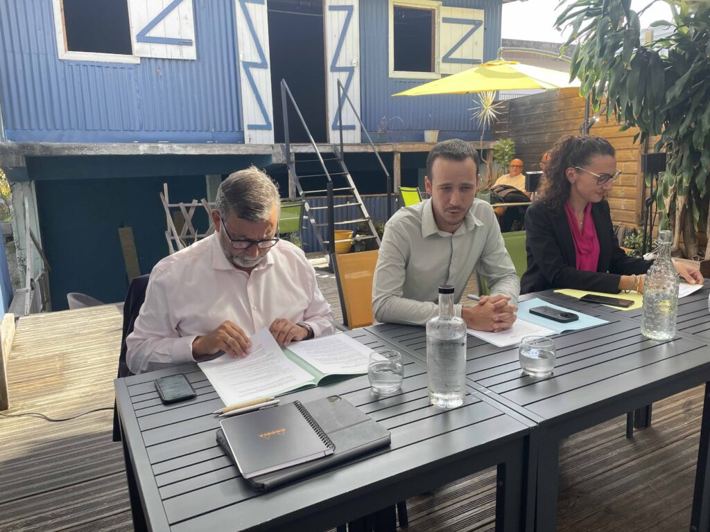 Camille Clain, maire de l'Entre-Deux, Alexis Chaussalet maire du Tampon, et Patrick Lebreton maire de Saint-Joseph