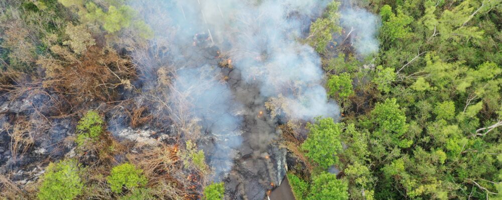 Retour en images sur la coupure de la route du 1er-2 avril 2026 au Piton de la Fournaise. Les coulées de lave ont recouvert environ 140 mètres supplémentaires de route. ©OVPF-IPGP