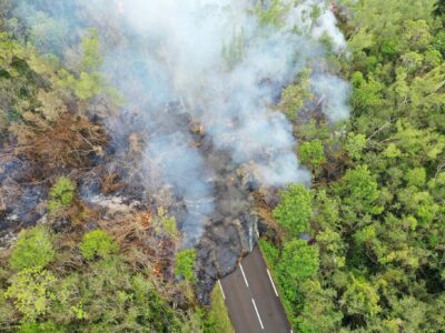 Retour en images sur la coupure de la route du 1er-2 avril 2026 au Piton de la Fournaise. Les coulées de lave ont recouvert environ 140 mètres supplémentaires de route. ©OVPF-IPGP
