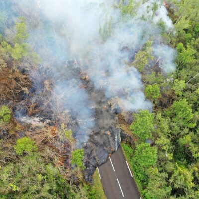 Retour en images sur la coupure de la route du 1er-2 avril 2026 au Piton de la Fournaise. Les coulées de lave ont recouvert environ 140 mètres supplémentaires de route. ©OVPF-IPGP