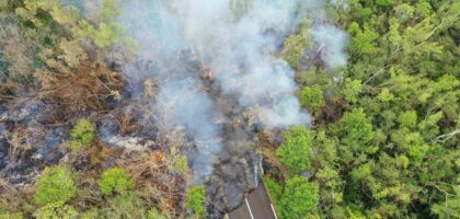 Retour en images sur la coupure de la route du 1er-2 avril 2026 au Piton de la Fournaise. Les coulées de lave ont recouvert environ 140 mètres supplémentaires de route. ©OVPF-IPGP