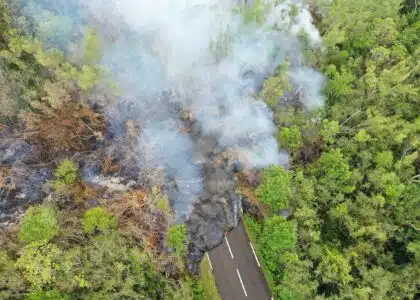 Retour en images sur la coupure de la route du 1er-2 avril 2026 au Piton de la Fournaise. Les coulées de lave ont recouvert environ 140 mètres supplémentaires de route. ©OVPF-IPGP