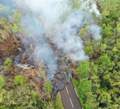 Retour en images sur la coupure de la route du 1er-2 avril 2026 au Piton de la Fournaise. Les coulées de lave ont recouvert environ 140 mètres supplémentaires de route. ©OVPF-IPGP