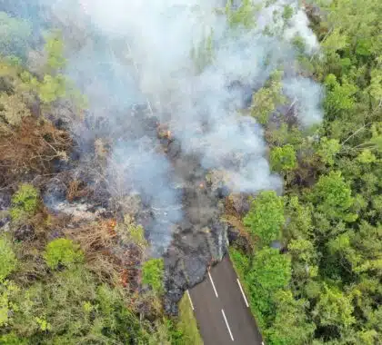 Retour en images sur la coupure de la route du 1er-2 avril 2026 au Piton de la Fournaise. Les coulées de lave ont recouvert environ 140 mètres supplémentaires de route. ©OVPF-IPGP