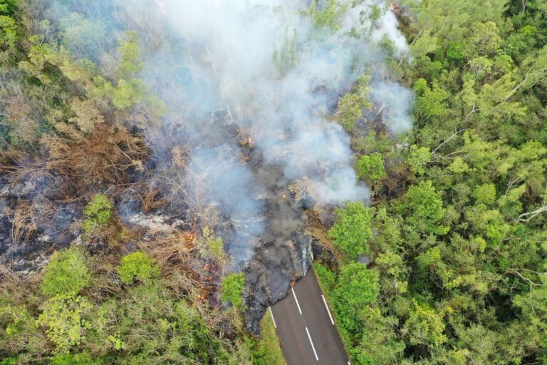 Retour en images sur la coupure de la route du 1er-2 avril 2026 au Piton de la Fournaise. Les coulées de lave ont recouvert environ 140 mètres supplémentaires de route. ©OVPF-IPGP
