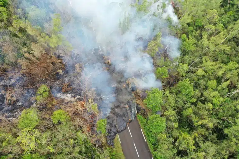 Retour en images sur la coupure de la route du 1er-2 avril 2026 au Piton de la Fournaise. Les coulées de lave ont recouvert environ 140 mètres supplémentaires de route. ©OVPF-IPGP
