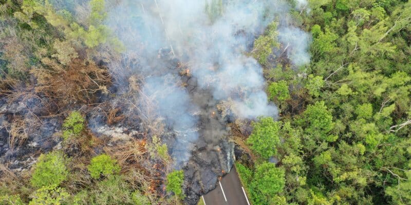 Retour en images sur la coupure de la route du 1er-2 avril 2026 au Piton de la Fournaise. Les coulées de lave ont recouvert environ 140 mètres supplémentaires de route. ©OVPF-IPGP
