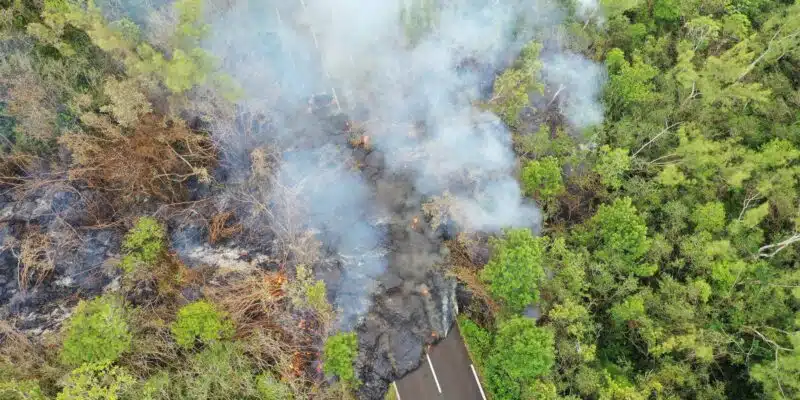 Retour en images sur la coupure de la route du 1er-2 avril 2026 au Piton de la Fournaise. Les coulées de lave ont recouvert environ 140 mètres supplémentaires de route. ©OVPF-IPGP