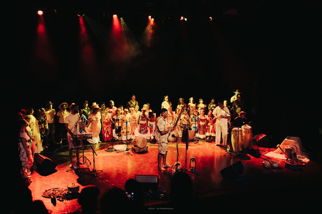 le Bisik était installé au Théâtre Les Bambous pour accueillir la présentation d'un projet musical très spécial avec Tifrid Maloya et les élèves de l'École François Frédéric Sisahaye de Mare à Martin © Iris Mardémoutou