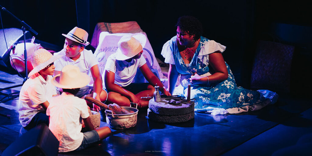le Bisik était installé au Théâtre Les Bambous pour accueillir la présentation d'un projet musical très spécial avec Tifrid Maloya et les élèves de l'École François Frédéric Sisahaye de Mare à Martin © Iris Mardémoutou