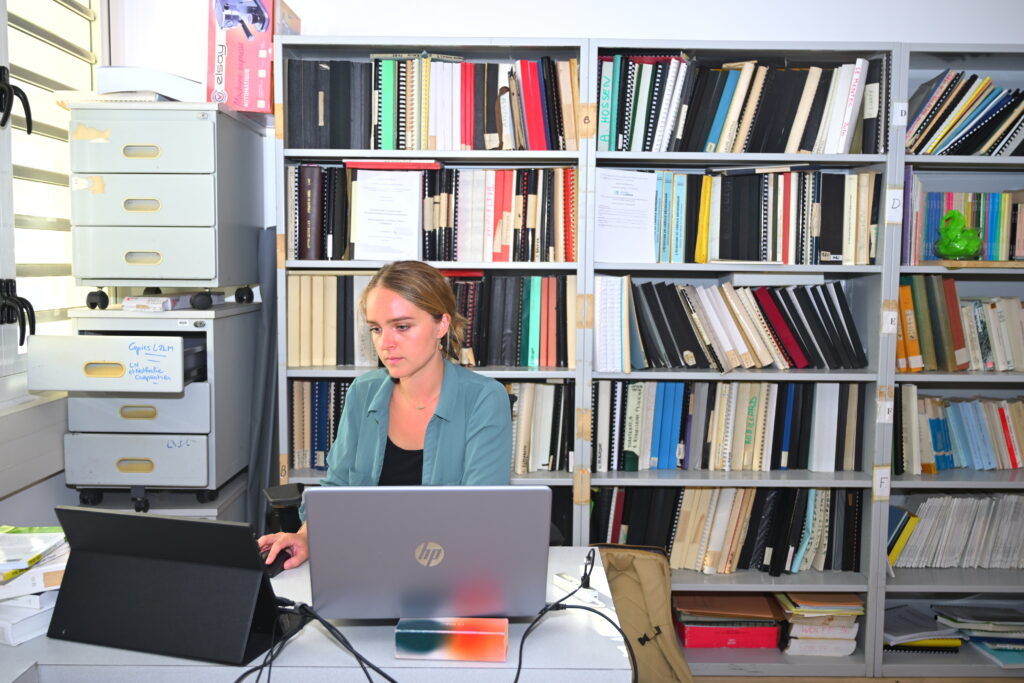 Laureline Pinjon au sein du bureau du laboratoire LCF.