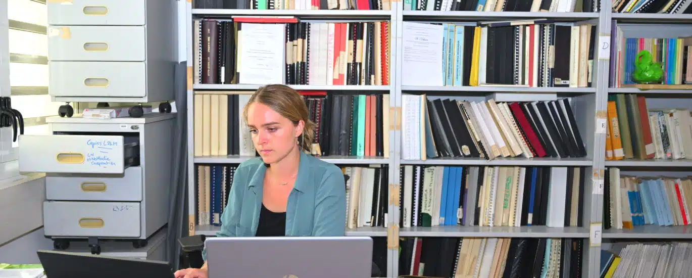Laureline Pinjon au sein du bureau du laboratoire LCF.
