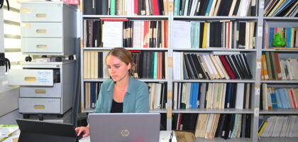 Laureline Pinjon au sein du bureau du laboratoire LCF.