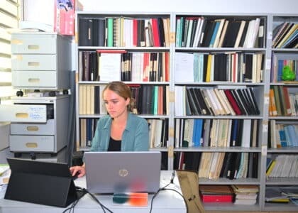 Laureline Pinjon au sein du bureau du laboratoire LCF.