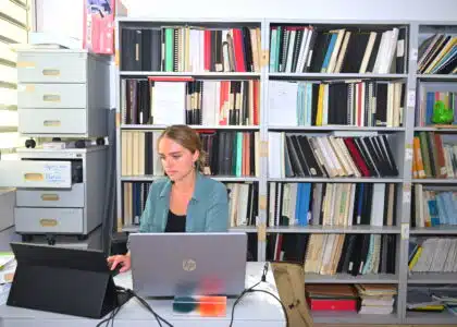 Laureline Pinjon au sein du bureau du laboratoire LCF.