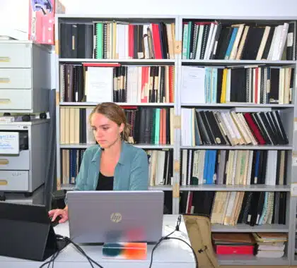 Laureline Pinjon au sein du bureau du laboratoire LCF.