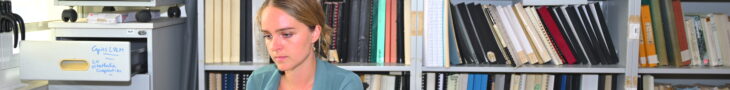 Laureline Pinjon au sein du bureau du laboratoire LCF.
