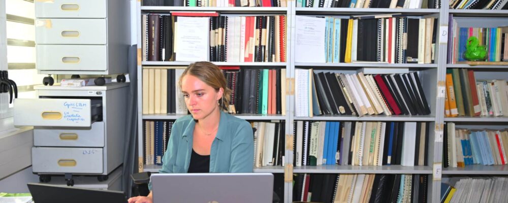 Laureline Pinjon au sein du bureau du laboratoire LCF.