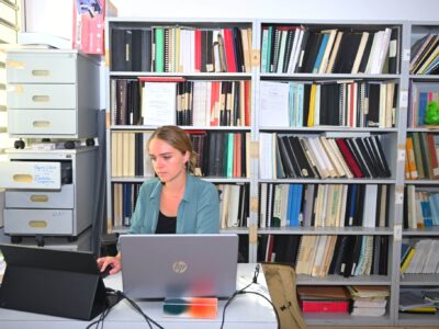 Laureline Pinjon au sein du bureau du laboratoire LCF.
