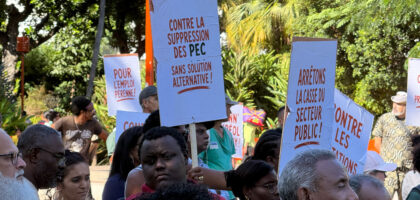 manifestation à Saint-Denis des élus maires contre la réduction des Pec , emploi donn kreol travay