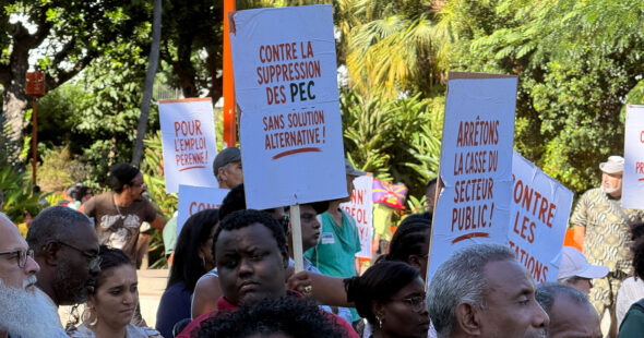manifestation à Saint-Denis des élus maires contre la réduction des Pec , emploi donn kreol travay