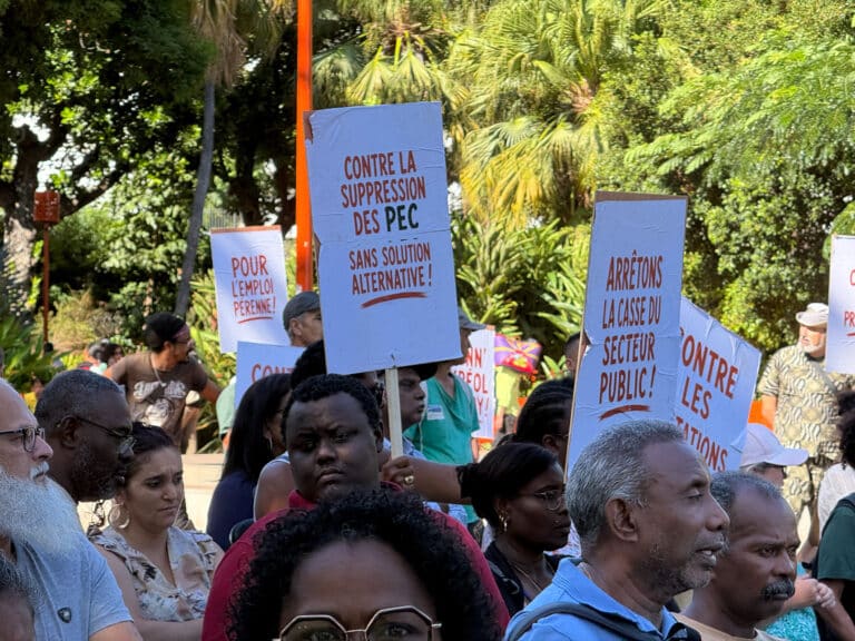 manifestation à Saint-Denis des élus maires contre la réduction des Pec , emploi donn kreol travay