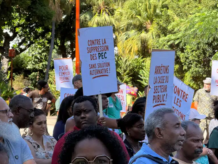 manifestation à Saint-Denis des élus maires contre la réduction des Pec , emploi donn kreol travay