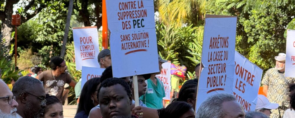manifestation à Saint-Denis des élus maires contre la réduction des Pec , emploi donn kreol travay