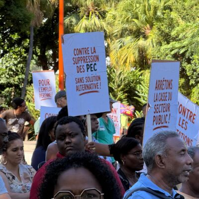 manifestation à Saint-Denis des élus maires contre la réduction des Pec , emploi donn kreol travay