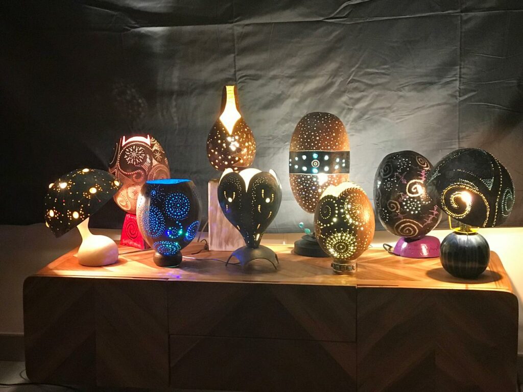 Une série de luminaires en exposition.