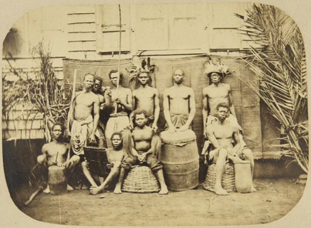 Groupe de Cafres (fête). Détail de Etablissements de sucrerie de Beaufonds. Constant Azéma. 1872. Photographie. Coll. Archives départementales de La Réunion