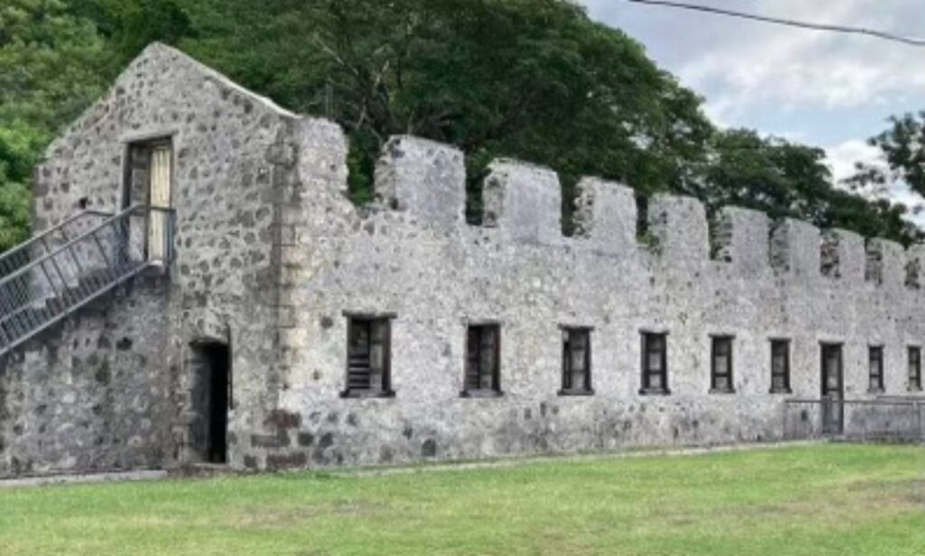 Le Lazaret de la Grande Chaloupe. Lieu de quarantaine obligatoire à l'arrivée, avant l'affectation dans les plantations. Béatrice Larose, décédée en 2015 à 107 ans, y était passée 4 ans sans jamais obtenir la nationalité française.