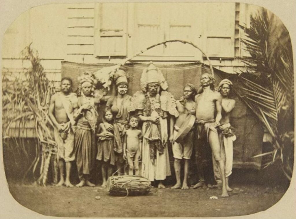 Pongole des indiens. Détail de Etablissement de sucrerie de Beaufonds. Constant Azéma. 1872. Photographie.Coll. Archives départementales de La Réunion