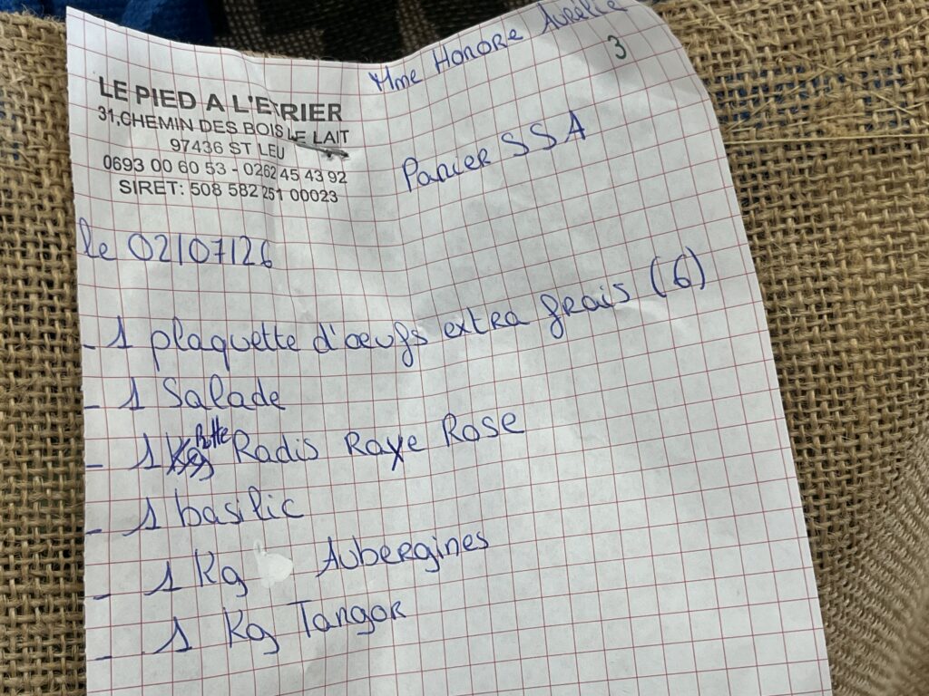 La liste des produits est inscrite sur chaque panier.