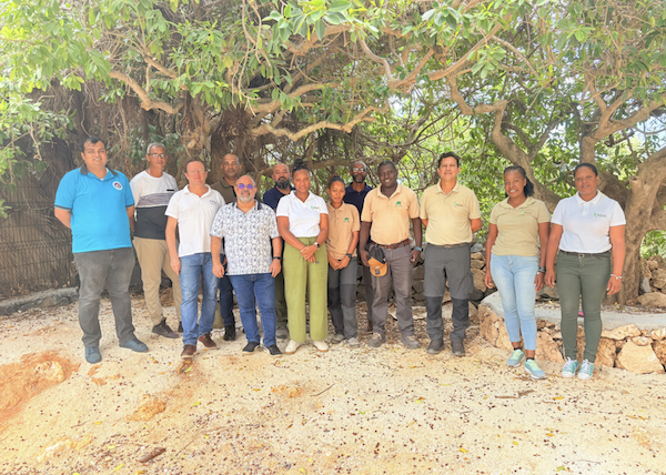 Une coopération régionale unique entre le Conservatoire Botanique National Mascarin et la Mauritian Wildlife Foundation, mais aussi l’ensemble des acteurs de la conservation de la flore de Rodrigues et Maurice : institutions gouvernementales, ONG, entreprises privées, experts professionnels et bénévoles.